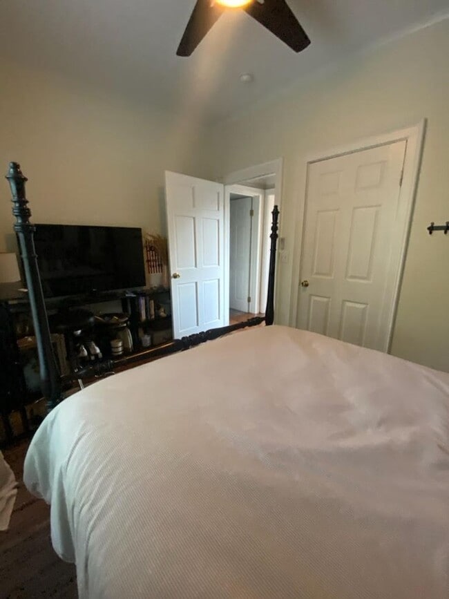 Building Photo - Beautiful historic 3BR/1.5BA Home in Downt...
