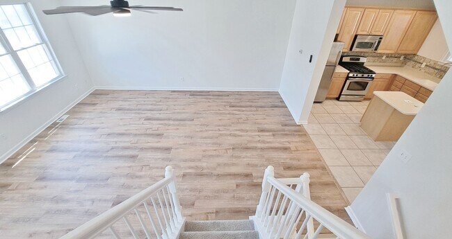 Building Photo - 3 Bed / 2 Full and 2 Half Bath Single Family Townhome