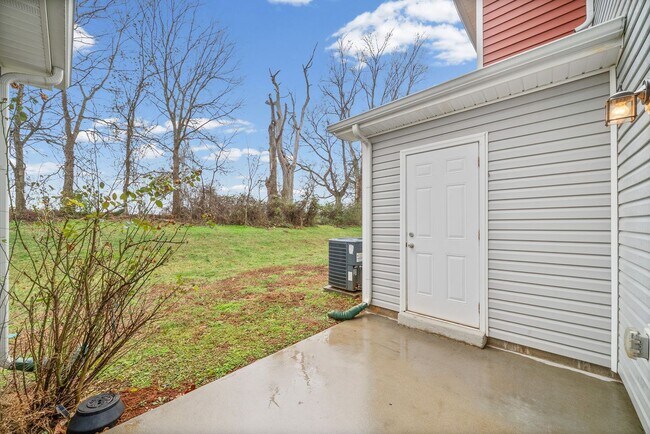 Building Photo - 2 Bedroom Condo For Rent With Community Swimming Pool!