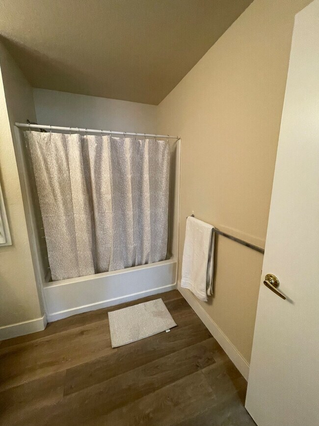 Building Photo - 604 N Columbia Center Blvd