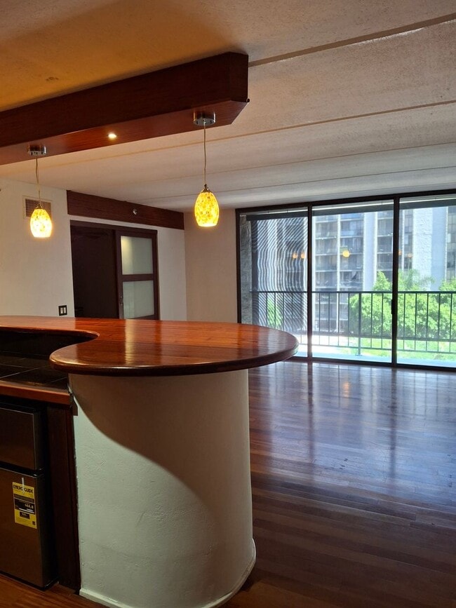 Building Photo - Downtown 1-Bedroom Condo w/ Central AC and...
