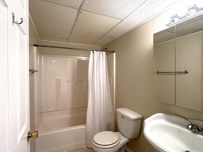 Building Photo - 1142 Greensfield Dr