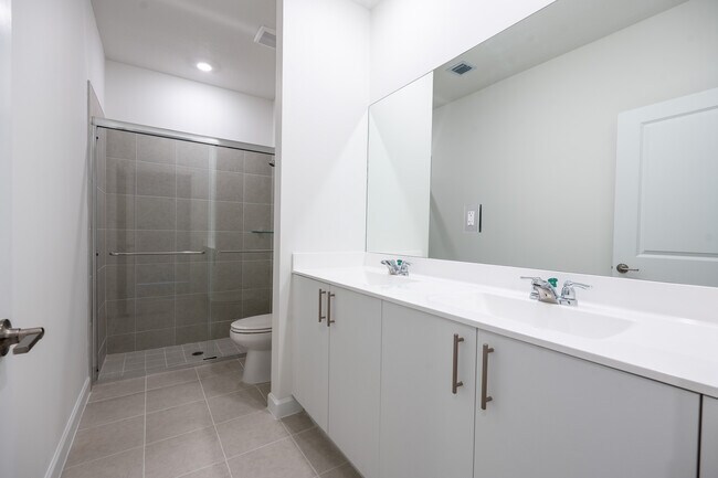 Building Photo - 2485 SE 29th Dr