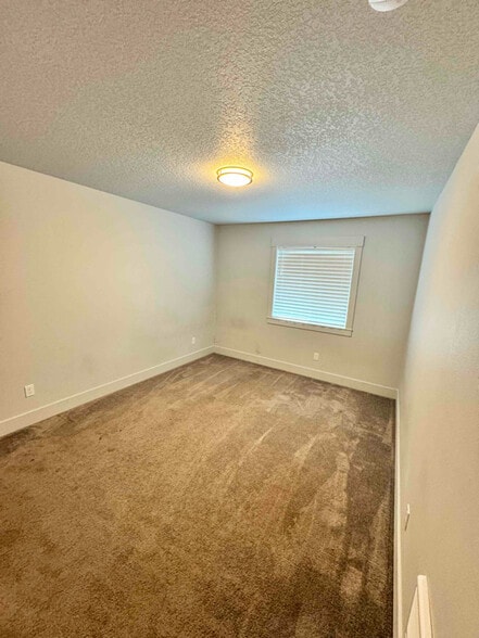 Building Photo - 304 Oak St