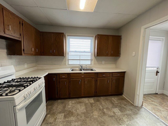 Building Photo - 230 E Victoria St