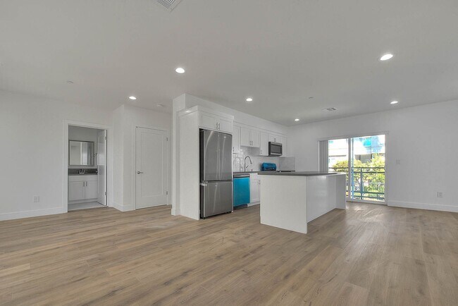 Building Photo - Luxury 2 & 4 Bed Townhomes in NoHo!