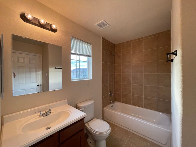 Building Photo - Town home for rent