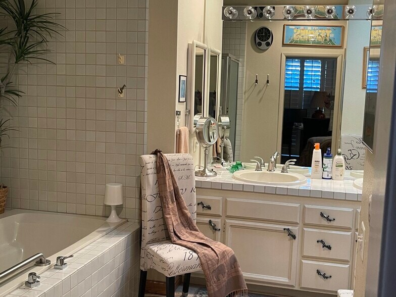 Master Full Bath - 141 Lake Shore Dr