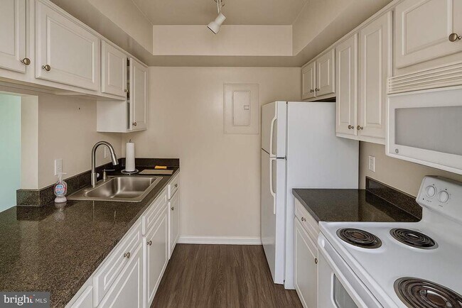 Building Photo - 18300 Streamside Dr
