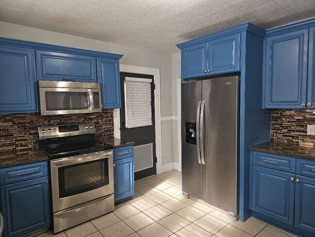Building Photo - MOVE IN SPECIAL $1000 OFF 1ST MONTH'S RENT...