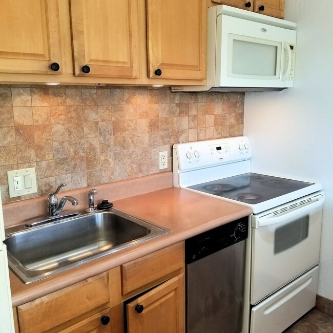 Building Photo - Maui - Remodeled one bedroom new Charlie Young Beach