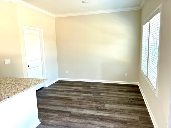 Building Photo - 704 Rill Dr