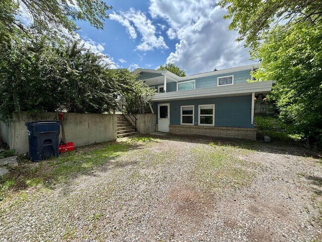 Primary Photo - 421 N Rouse Ave