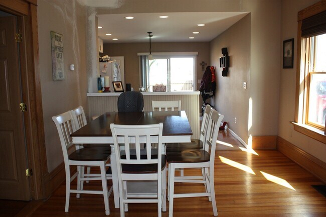 Building Photo - 3 Bed Spacious Home near downtown Pella!