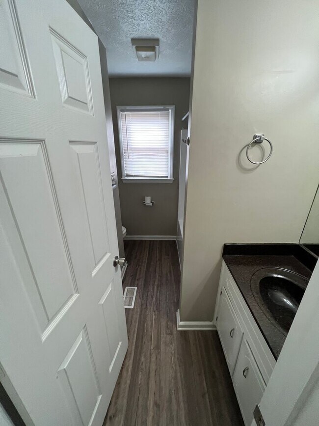 Building Photo - 3 Bedroom Home close to I24