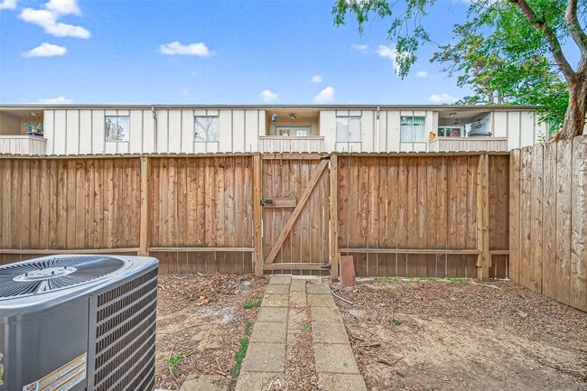 Building Photo - 1230 Shadowdale Dr