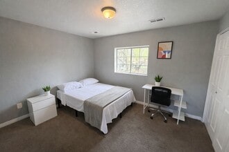 Building Photo - 546 E Delno Dr