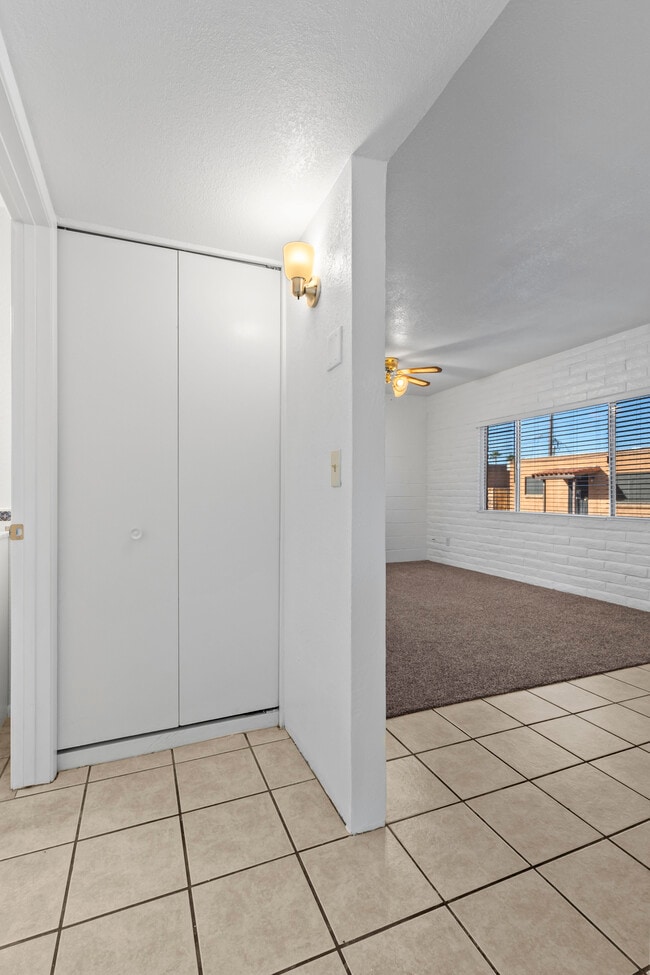 Building Photo - 4535 E Bellevue St