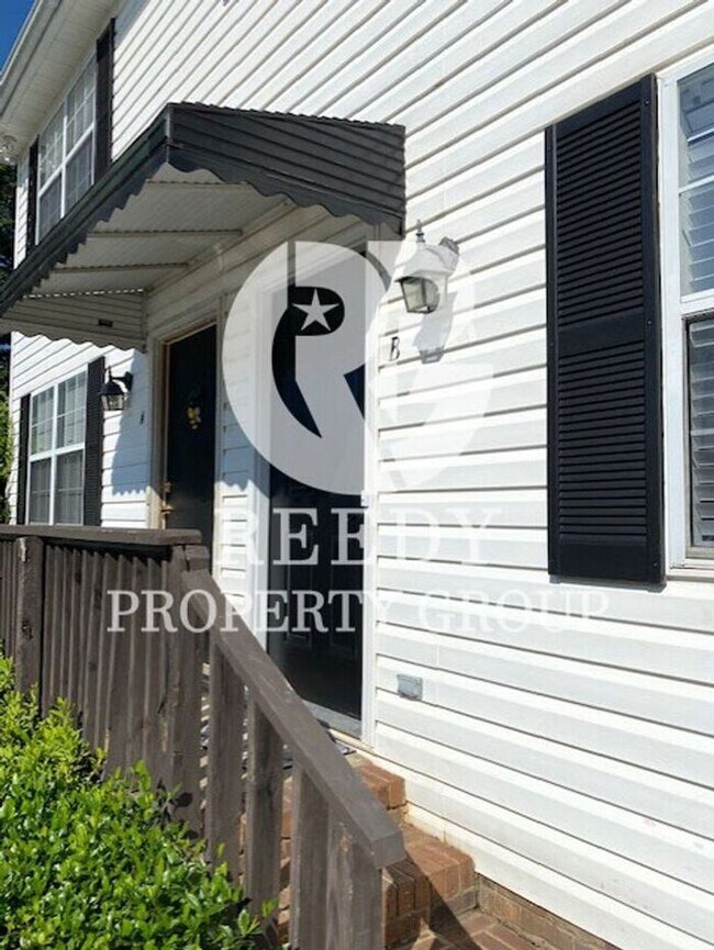 Building Photo - NEWLY UPDATED!! 2 Bedroom 1 Bathroom Townhome