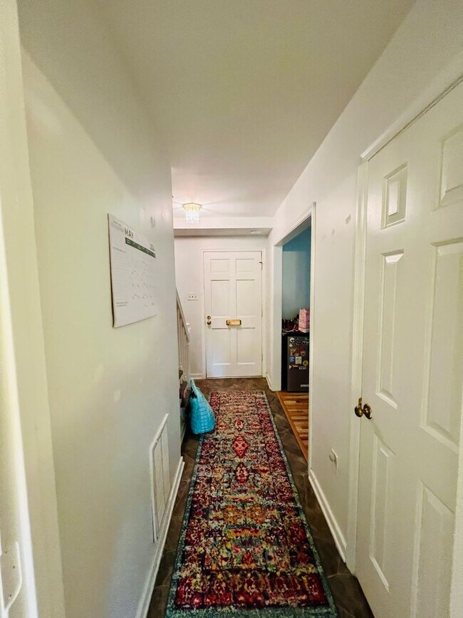 Building Photo - Charming 4bdrm/2.5bth Home with Ample Space and Modern Amenities