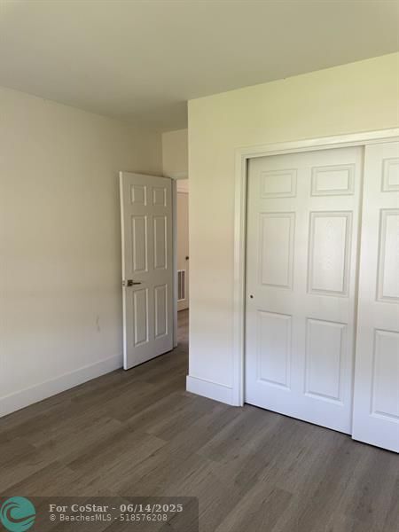 Building Photo - 237 E Ilex Dr