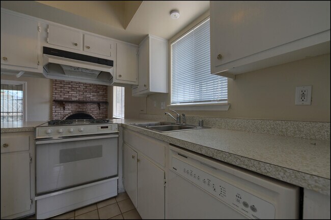 Building Photo - 4109 Roxbury Dr
