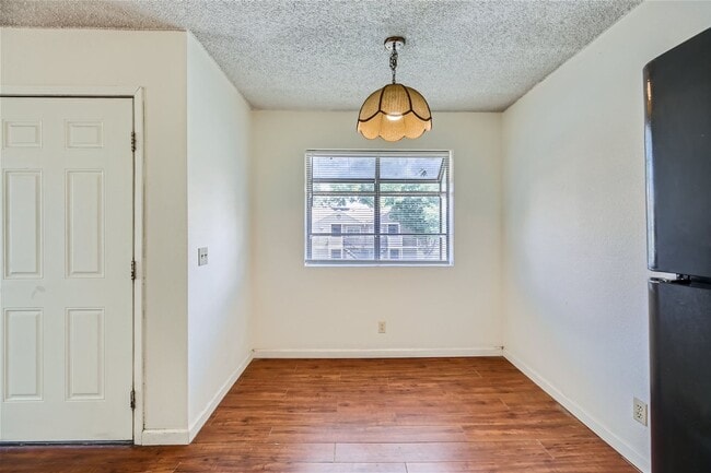 Building Photo - 2nd Story 2-Bed Condo with Tile Fireplace