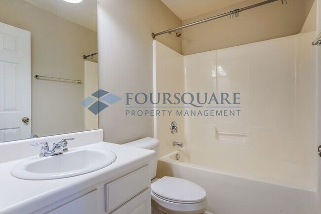 Building Photo - Townhome |Fenced Back Patio with Privacy F...