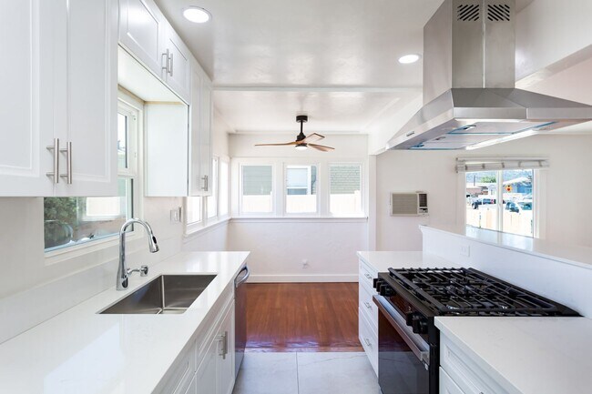 Building Photo - 303 S Sunshine Ave