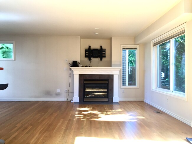 Building Photo - Spacious Leschi Ridge Townhome w/ 2 Car Ga...