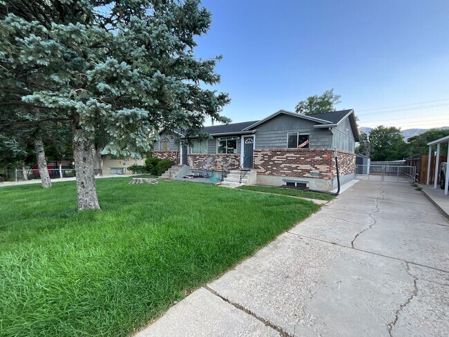 Building Photo - 1124 Vitt Dr
