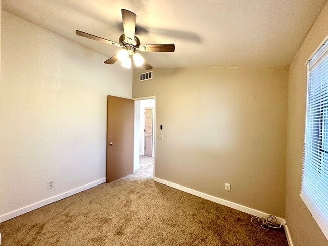 Building Photo - Available October 11th! 2 Bedroom 1.5 Bath...