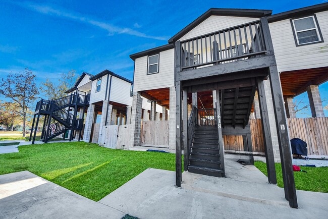 Building Photo - 618 Maple Way St