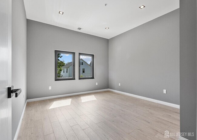 Building Photo - 150 Easton Ave
