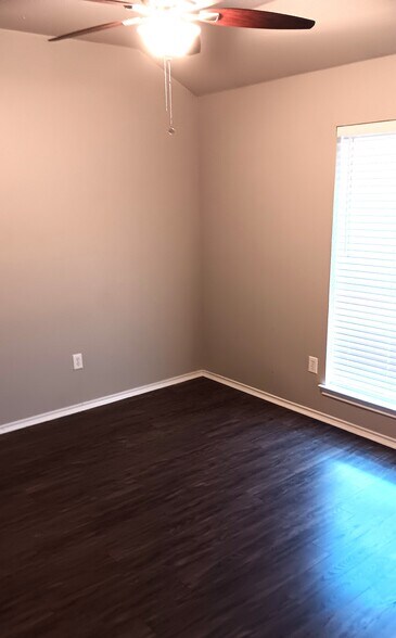 Spacious Guest Bedroom - 3113 Inglewood St