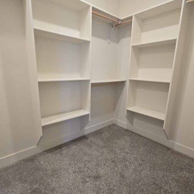 Building Photo - Move-in ready! 4 bedroom house with 3 car garage