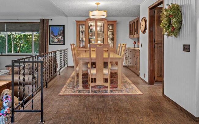 Building Photo - Charming Mid-Century Modern Ranch Home, 2 Bedroom 2 Bathroom, Lots Of Natural Lighting!