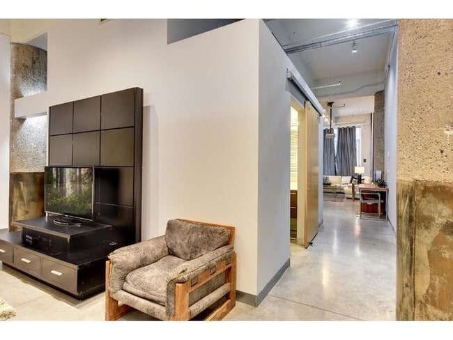 Building Photo - 700 N Washington Ave