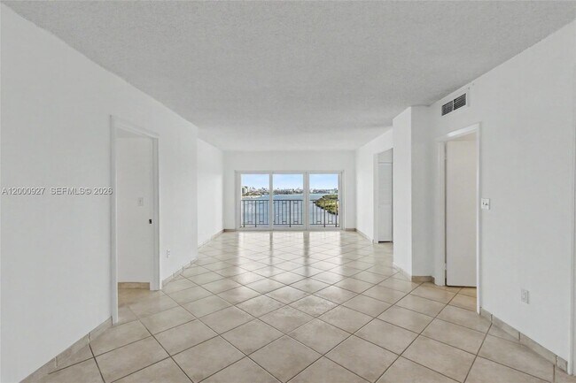 Building Photo - 500 Bayview Dr