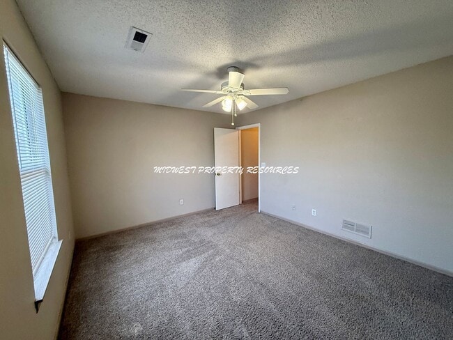Building Photo - 2 Bedroom/2.5 Bath Townhome for Lease