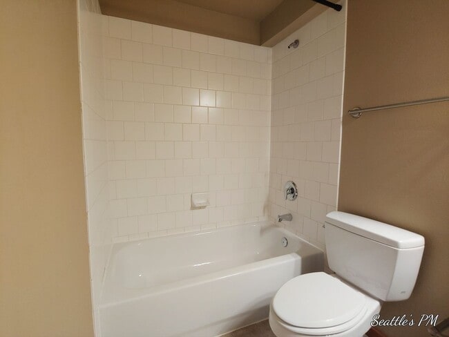 Building Photo - Gorgeous North Seattle Townhome