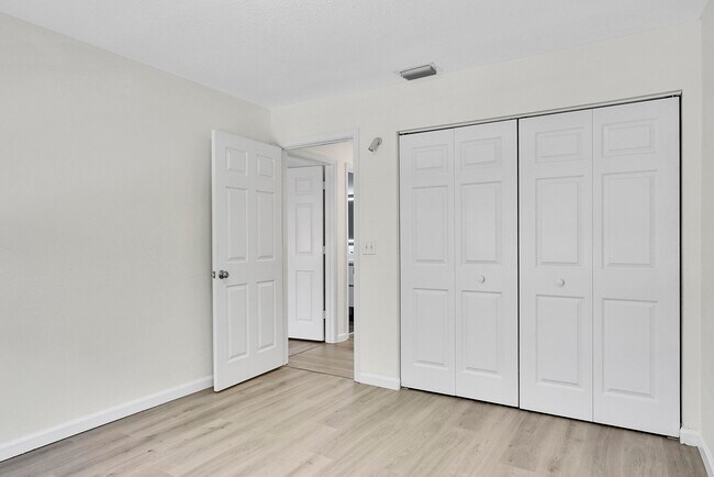 Building Photo - 3354 Greenview Terrace W