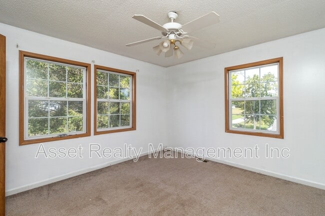 Building Photo - 817 Ridgeview Dr