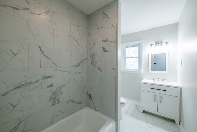 Building Photo - Newly remodeled 3/2.5