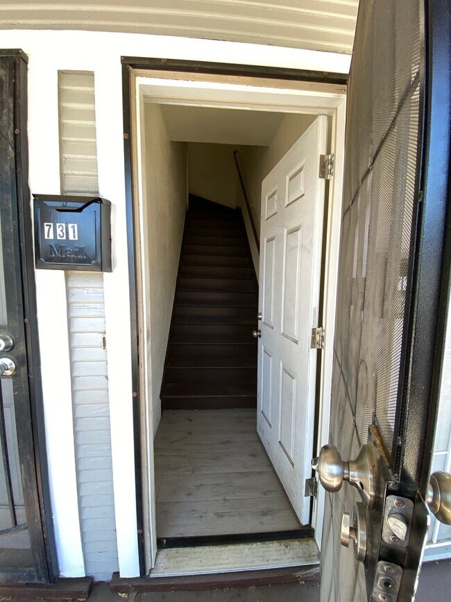 Building Photo - One Bedroom Apartment in Downtown Stockton
