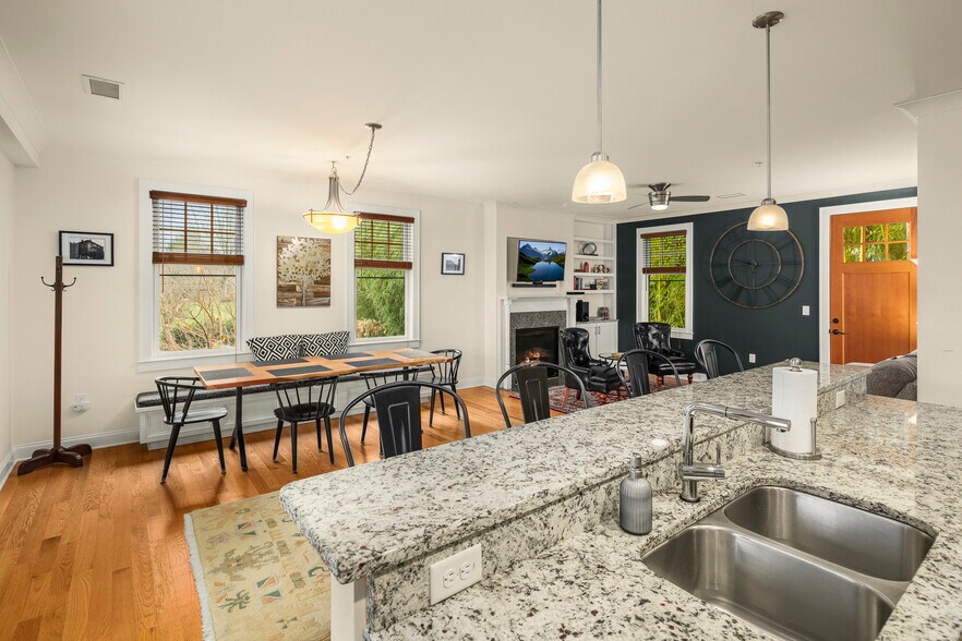 Building Photo - 279 E Chestnut St