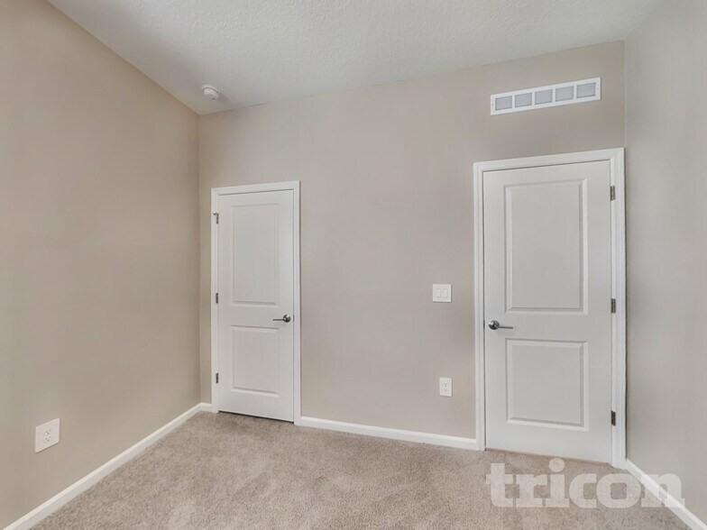 Building Photo - 743 Honeyrock St