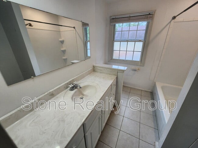 Building Photo - 308 Hickory Hill Dr