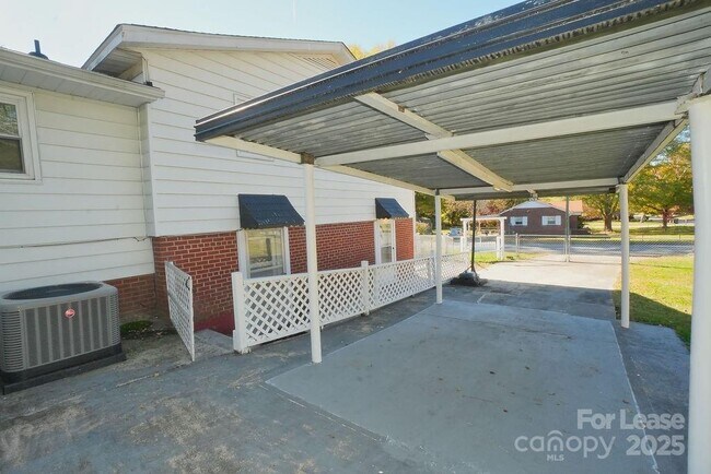 Building Photo - 1632 Kimberly Dr