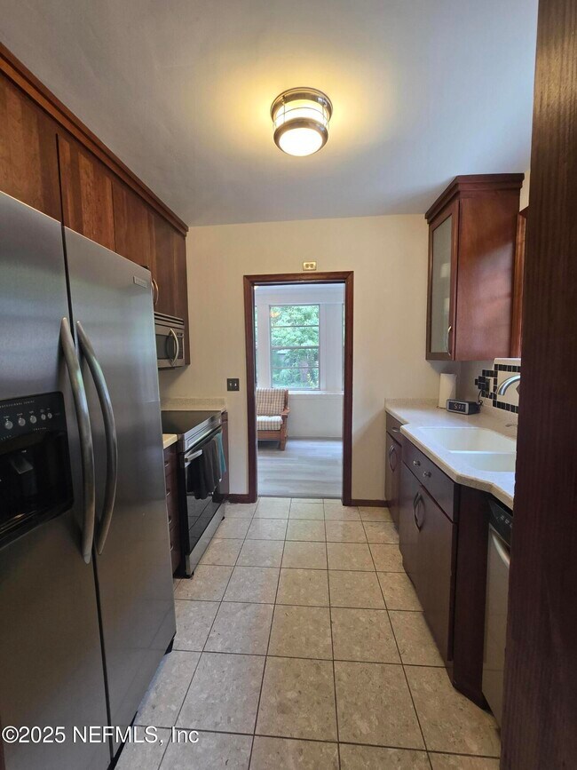 Building Photo - 5851 Clifton Ave